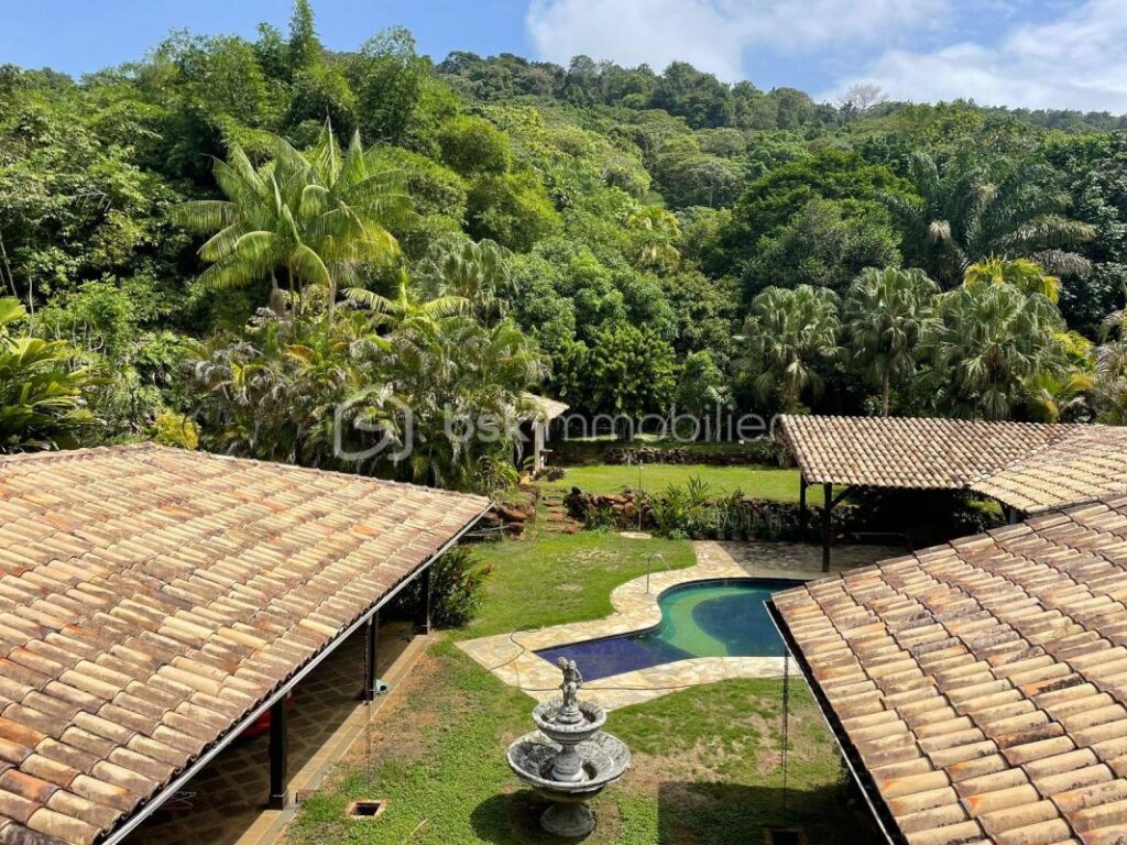 VILLA (type hacienda) avec piscine – 7 pièces – 4 chambres – 460 m²