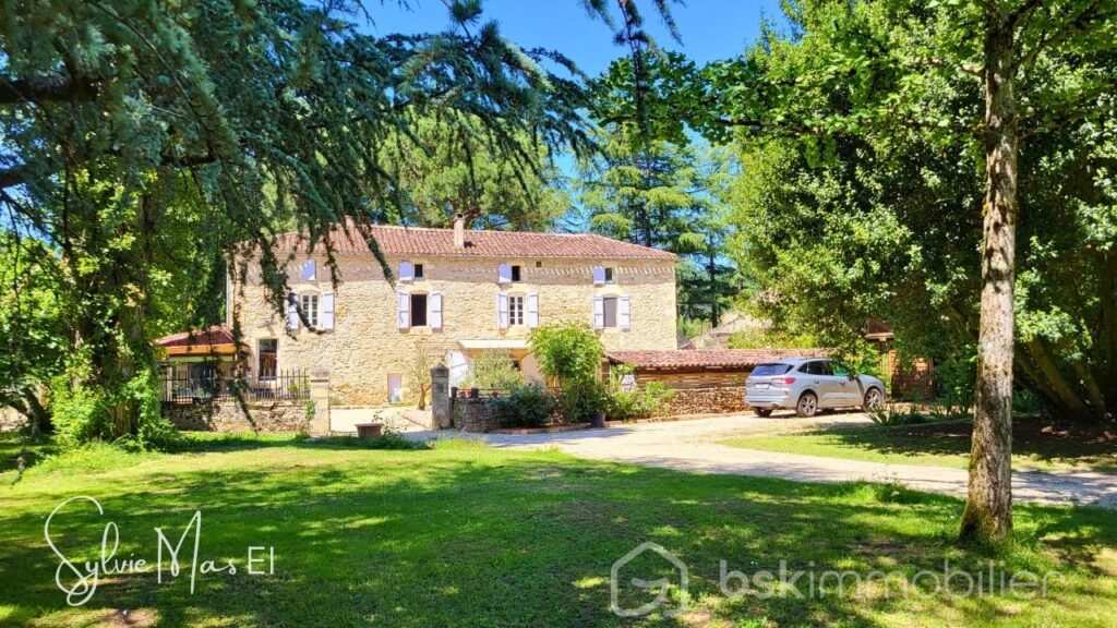 Maison et gîte 15 pièces – 2 piscines Parc arboré – 15 pièces – 9 chambres – 520 m²