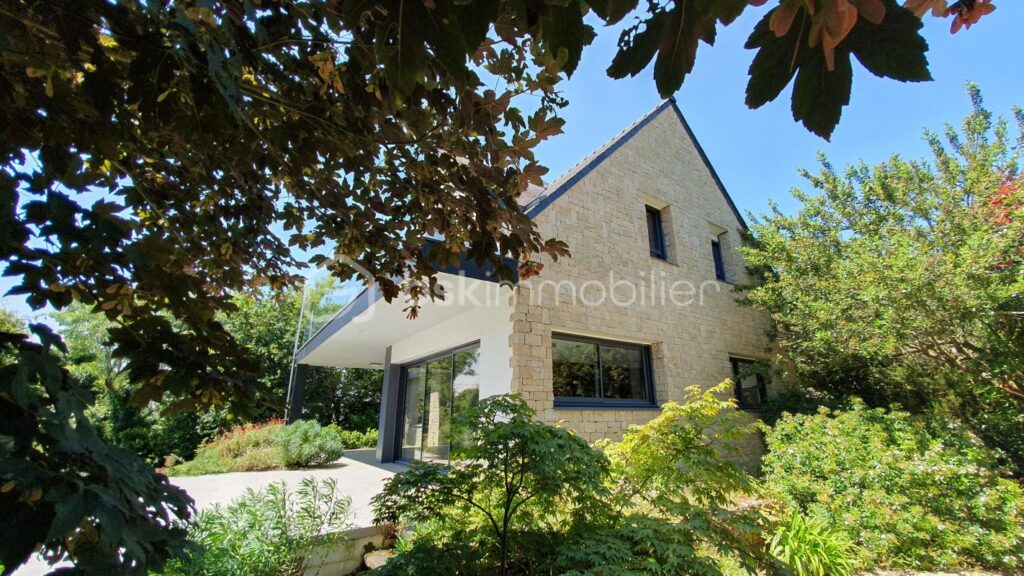 Maison 10 pièces de 210 m² – 10 pièces – 5 chambres – 210 m²