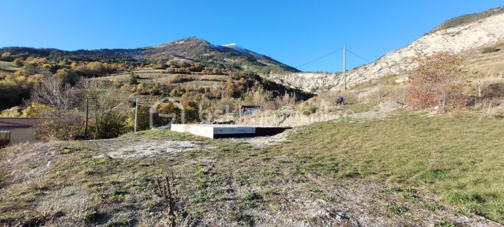 TERRAIN EMPLACEMENT EXCEPTIONNEL + SOUBASSEMENT DEJA CREE – NR pièces – NR chambres – 1681 m²