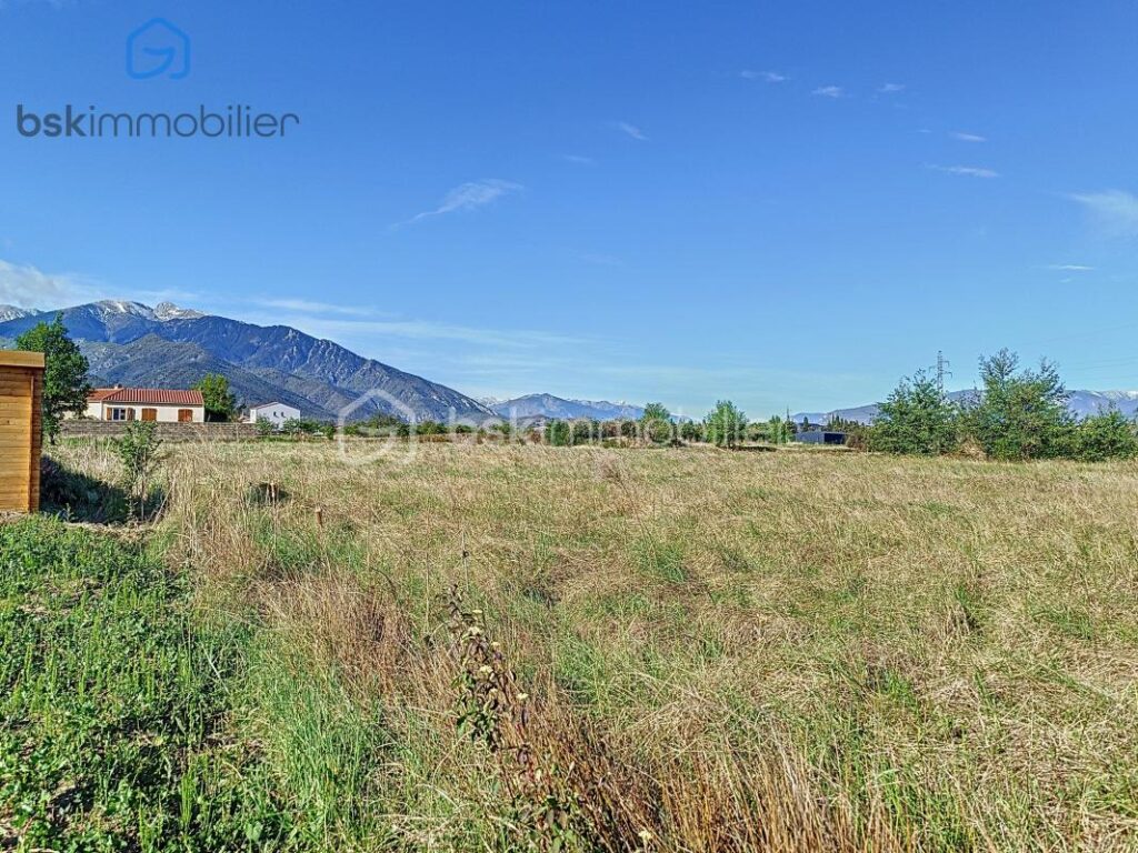 Terrain Plat Constructible 4 Faces Viabilisé à Rigarda – NR pièces – NR chambres – 502 m²