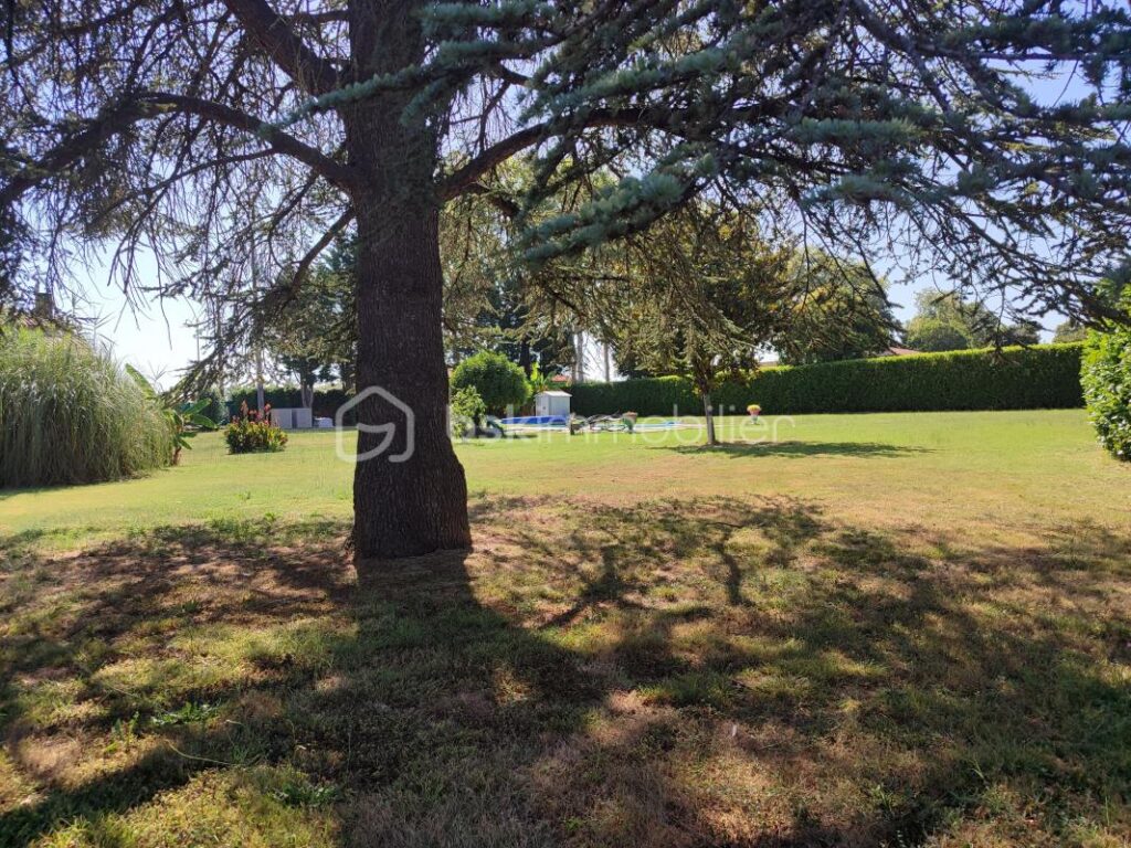 MAISON AVEC PISCINE ET GRAND TERRAIN – 7 pièces – 3 chambres – 200 m²