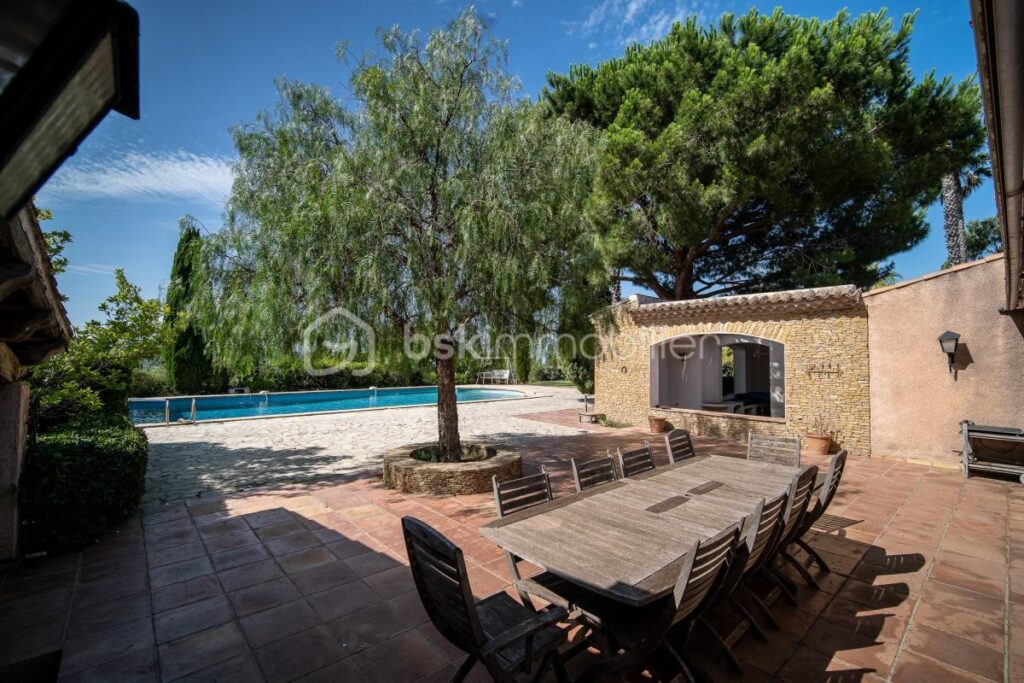 Magnifique propriété avec maison principale, dépendance et maison de gardien – Potentiel d’agrandissement – 11 pièces – 7 chambres – 350 m²