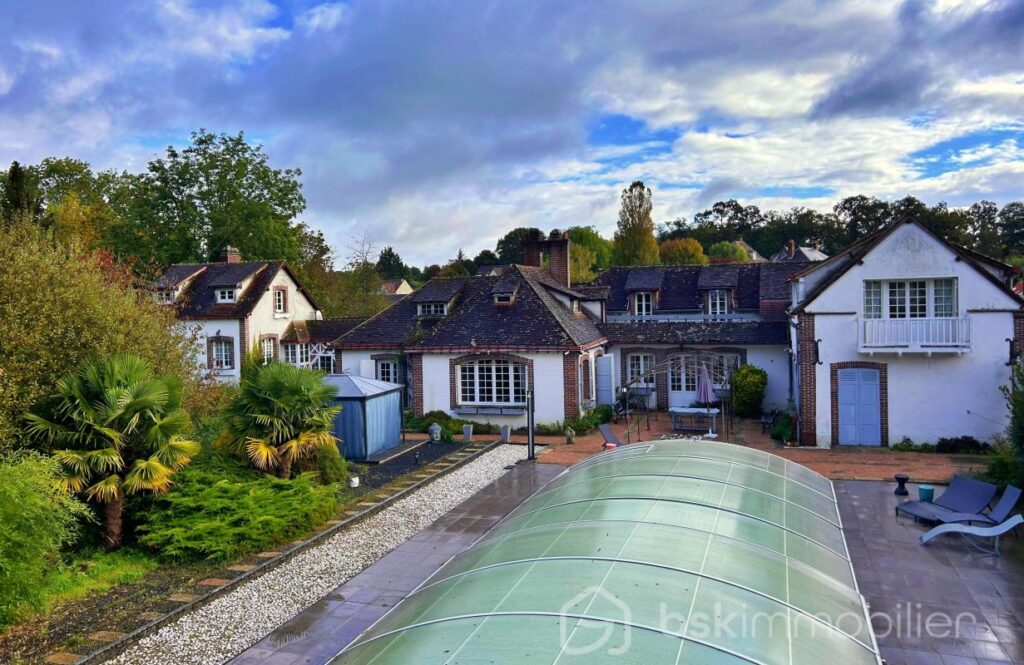 Magnifique propriété de charme du milieu XIXème, offrant 3 maisons pour une surface habitable de 487m2 au total – NR pièces – 12 chambres – 487 m²