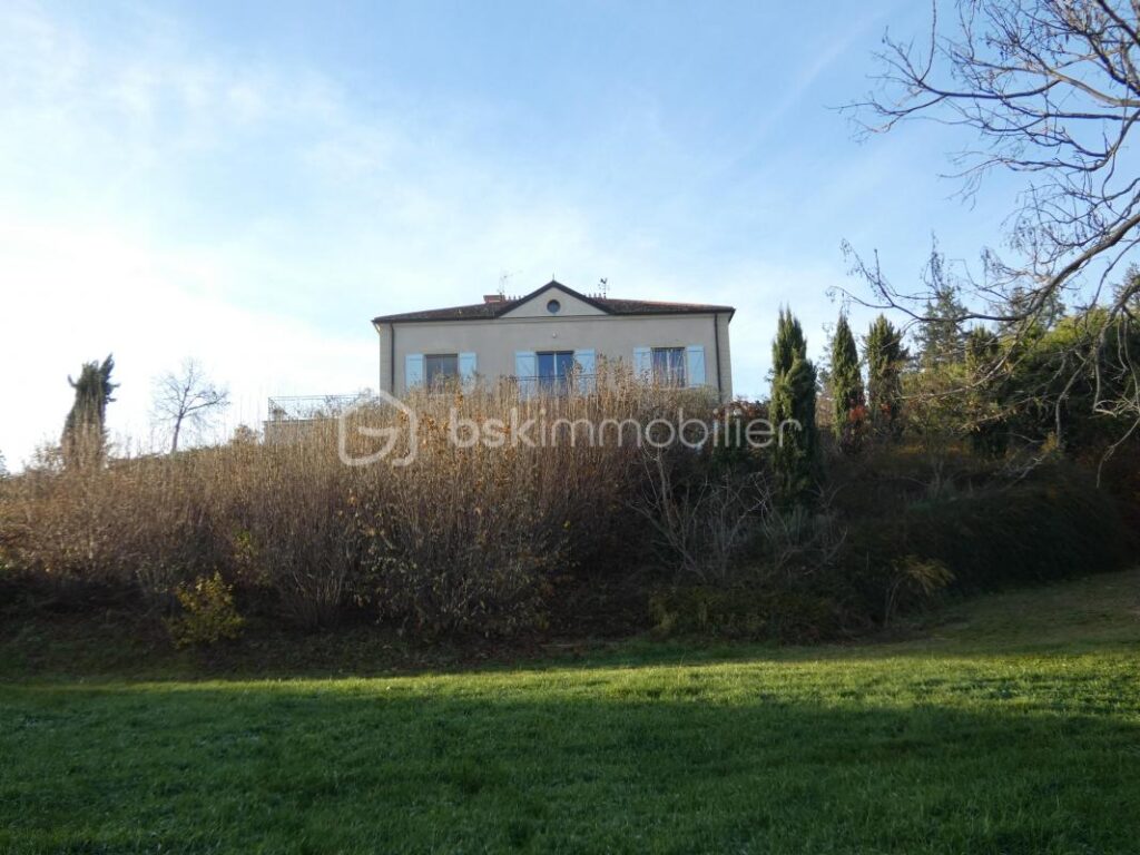 A proximité de Roanne, Villerest 42300, superbe maison de caractère, 9 pièces, 6 chambres, cadre de vie exceptionnel et vue panoramique sur le lac de VILLEREST – 9 pièces – 6 chambres – 377 m²