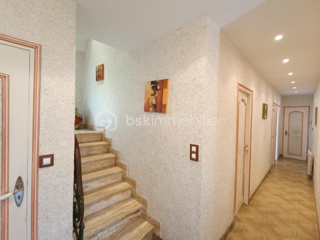 Maison 13 pièces 240m² – 13 pièces – 6 chambres – 240 m²