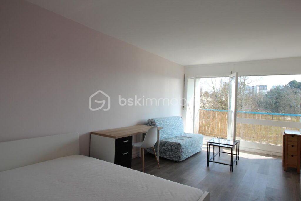 Studio au 4ᵉ étage, lumineux et rénové – Quartier du Triangle – 2 pièces – NR chambres – 35 m²