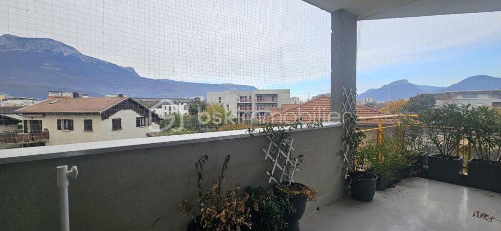 Echirolles – Quartier La Commanderie : Magnifique T4 transformé en T3 – Vue dégagée – Terrasse + Balcon – Résidence fermée – 4 pièces – 3 chambres – 70 m²