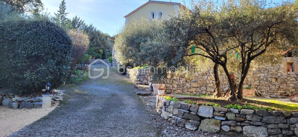 Magnifique villa provençale au cœur d’un écrin de verdure – 7 pièces – 4 chambres – 158 m²