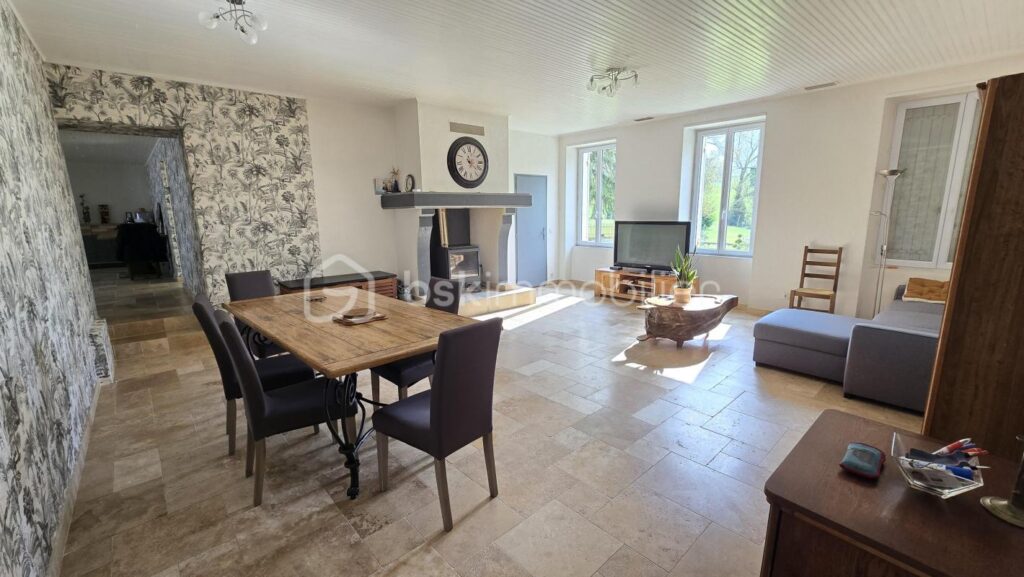 Charentaise de plus de 300m2 avec étang et gite – 11 pièces – 6 chambres – 364 m²