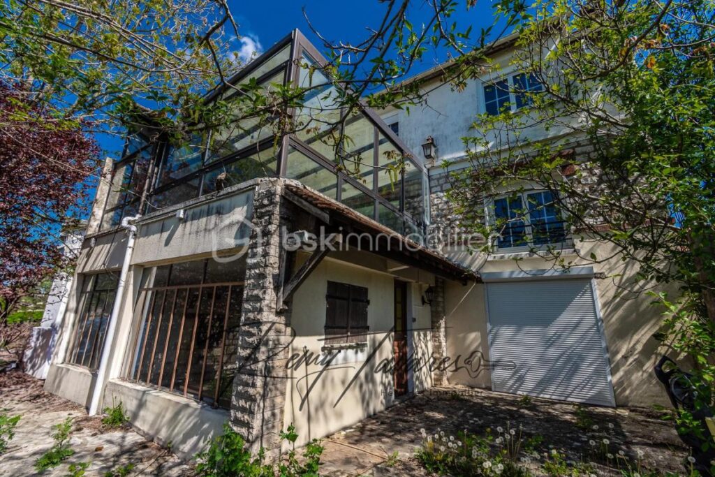 Maison de 185 m2 avec un terrain de 1300 m2 – 6 pièces – 3 chambres – 185 m²