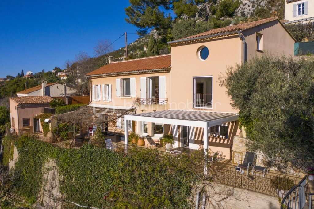 À Vendre – Villa d’Exception au Faron avec Vue Panoramique sur la Rade de Toulon – 6 pièces – 5 chambres – 200 m²
