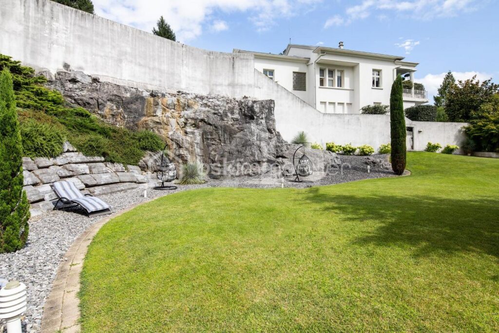 Profitez du luxe paisible d’une maison d’architecte au cœur de Lourdes – 8 pièces – 5 chambres – 310 m²