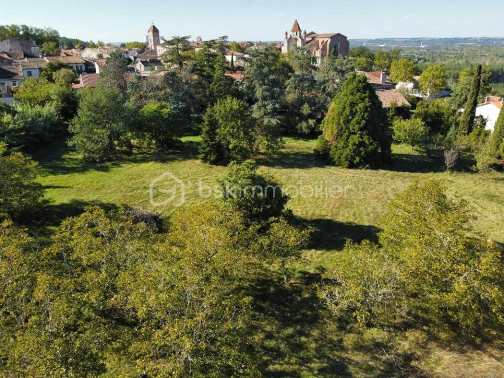 Vivez l’élégance intemporelle dans une maison historique d’Auvillar – 8 pièces – 4 chambres – 488 m²