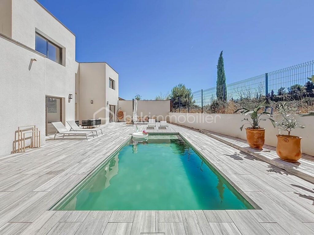 *** VILLA CONTEMPORAINE DE 240 M² SUR 1000 M² AVEC BUREAUX DE 106 M² ET HANGAR DE 200 M² – MONTARNAUD *** – 8 pièces – 4 chambres – 346 m²