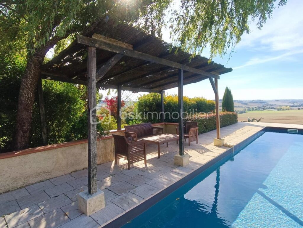 Maison de charme avec vue panoramique et piscine d’exception – 5 pièces – 2 chambres – 118 m²