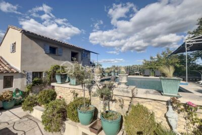 Ménerbes – Exceptionnelle Propriété avec Vues à 360° – Maison Principale, Pigeonnier & Jardin Piscine – 8 pièces – 3 chambres – 176 m²