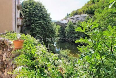 Maison de village en bord de rivière – 9 pièces – 3 chambres – 150 m²