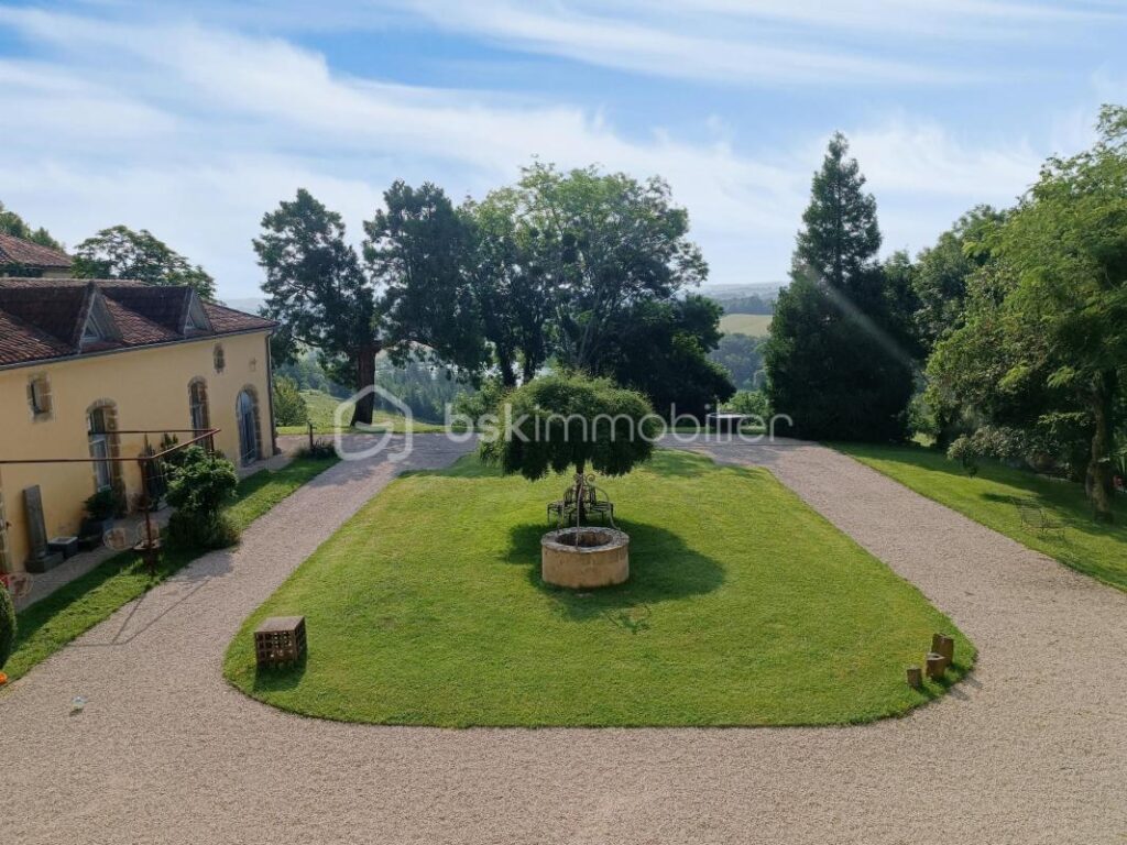 Château / Hôtel dans le Gers : Un Joyau Historique Alliant Charme et Modernité – NR pièces – NR chambres – 1540 m²
