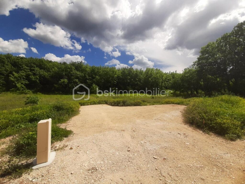 🌿 À vendre – Terrain constructible de 800 m² au cœur du Luberon – NR pièces – NR chambres – 800 m²