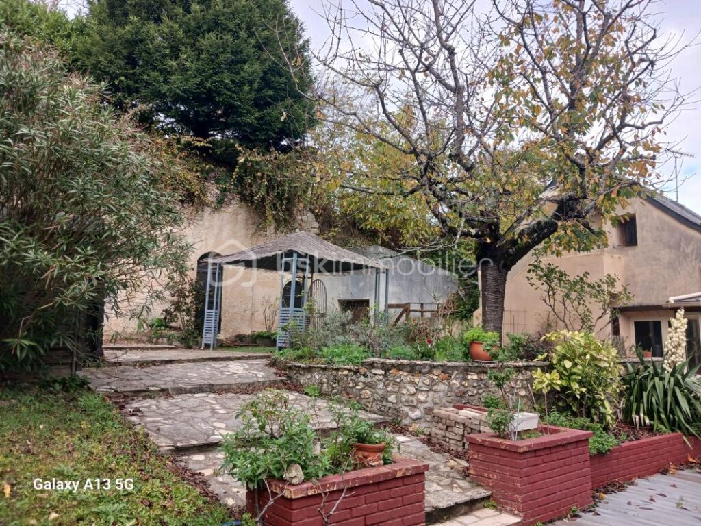 Belle demeure composée de deux maisons – idéale grande famille ou profession libérale – 8 pièces – 4 chambres – 271 m²