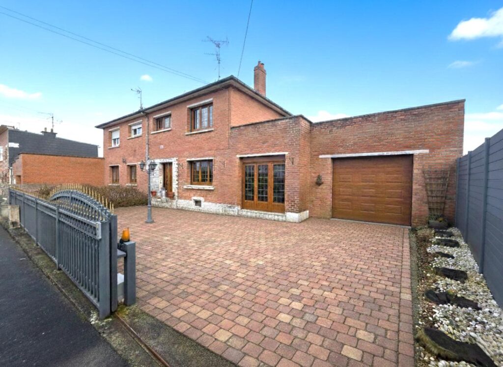 Maison semi-individuelle 103m² avec véranda, garage et jardin clos – 6 pièces – 3 chambres – 103 m²