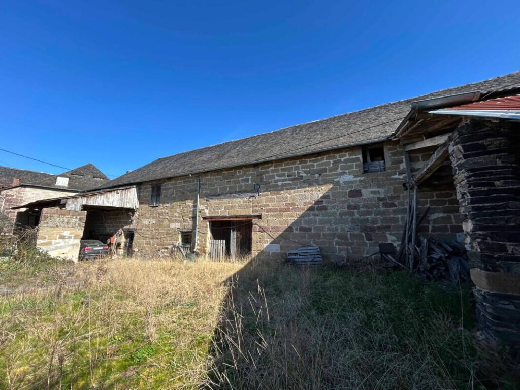 grange sur env. 6 000 m2 – 1 pièce – NR chambres – 300 m²