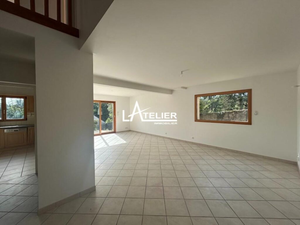 Maison de bourg avec garage indépendant et vie de plain-pied – 5 pièces – 4 chambres – 131 m²