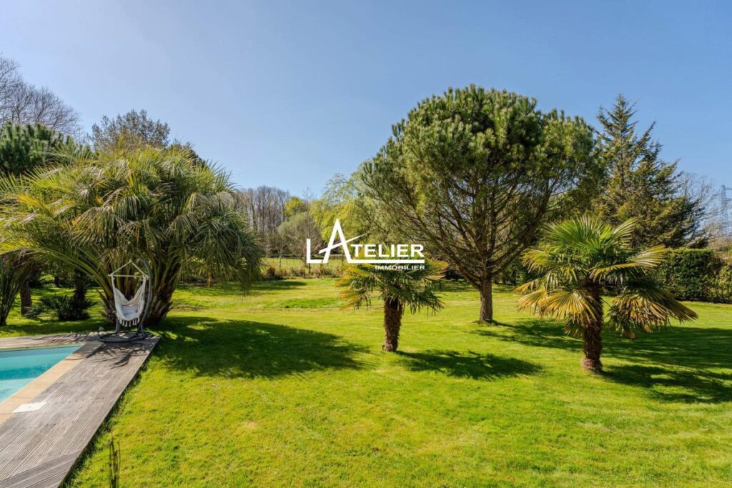 Villa de standing avec jardin luxuriant, intimité préservée – 9 pièces – 7 chambres – 283 m²