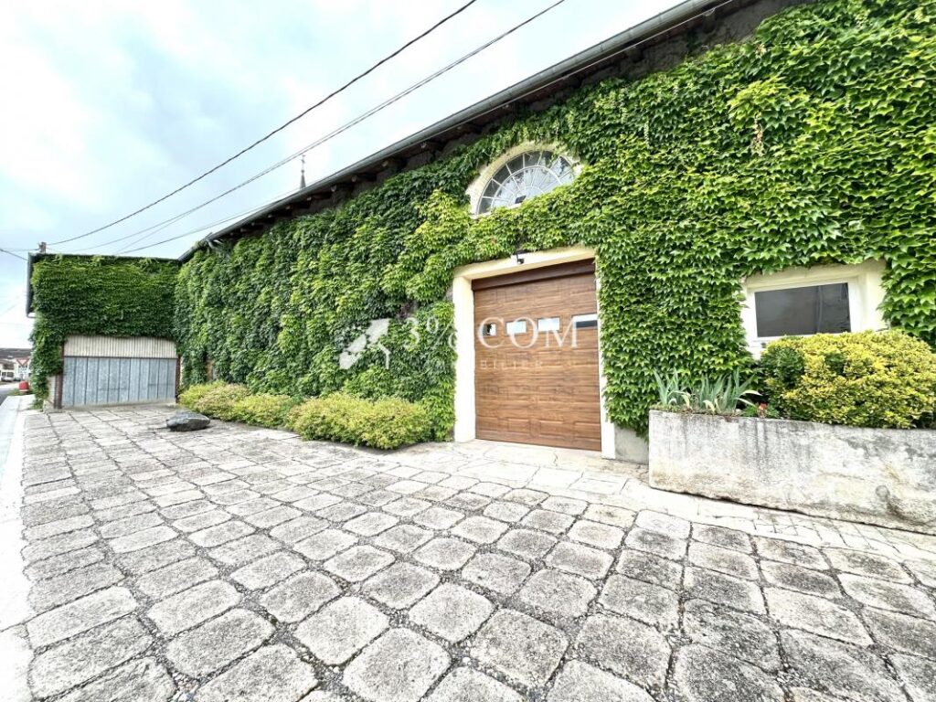 MAISON DE VILLAGE 300 M2 – TERRAIN 8.5 HECTARES – BOX POUR C – 12 pièces – 5 chambres – 300 m²