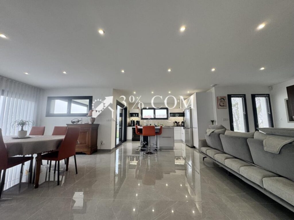 3%COM Magnifique villa de 160m2 avec piscine (2021) – 5 pièces – 3 chambres – 160 m²