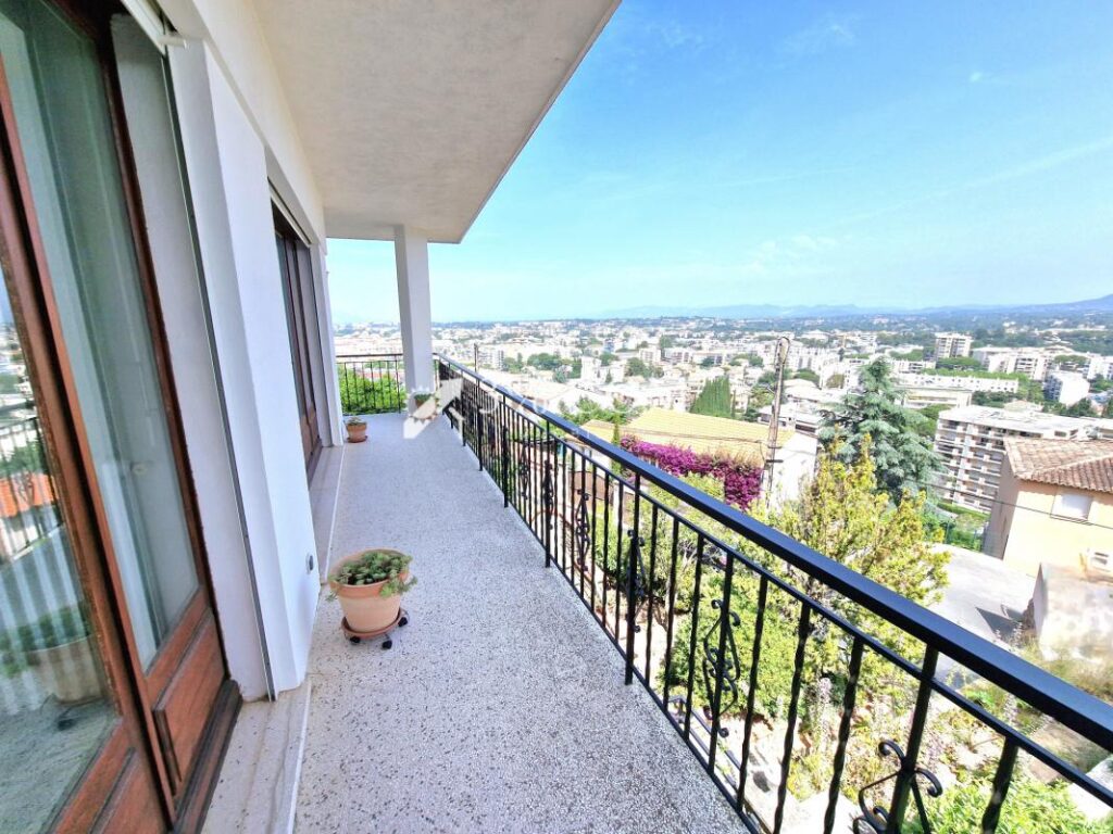 Grande villa proche centre-ville avec vue sur l’Estérel – 8 pièces – 5 chambres – 152 m²