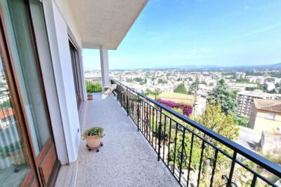 Grande villa proche centre-ville avec vue sur l&rsquo;Estérel – 8 pièces – 5 chambres – 152 m²