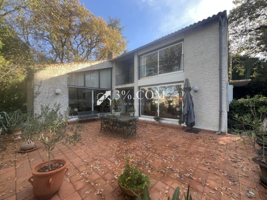 3%. COM IMMOBILIER À POITIERS – 7 pièces – 5 chambres – 281 m²