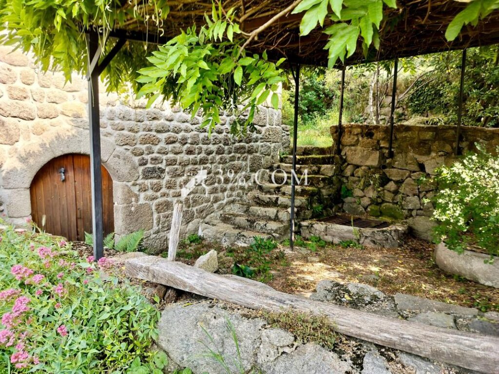 Mas de caractère en pierre de pays de 266m2 – idéal gîte – 11 pièces – 6 chambres – 266 m²