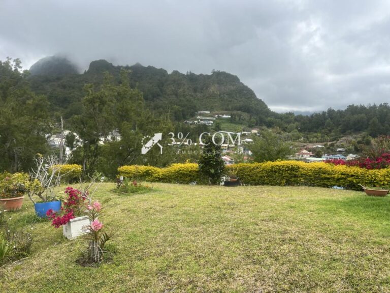 Maison familiale 159m2, 4ch, 1139M2 terrain Salazie – 8 pièces – 4 chambres – 159 m²