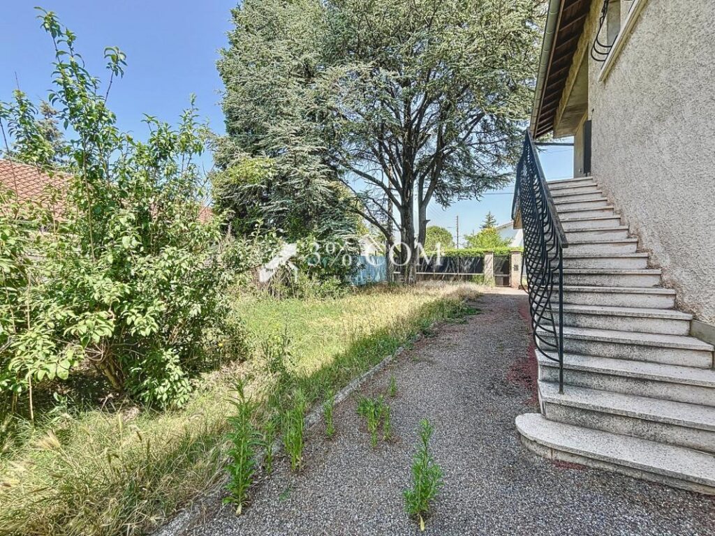 Maison de 104 m2 habitables avec garage proche collège – 5 pièces – 3 chambres – 104 m²