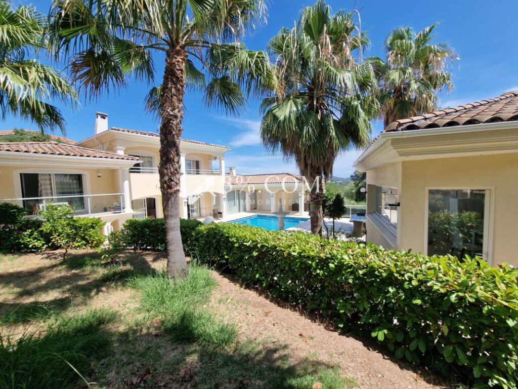 Luxueuse villa avec vue sur l’Estérel – 15 pièces – 11 chambres – 300 m²