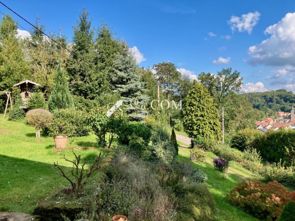 Maison avec grand terrain et dépendances – 7 pièces – 4 chambres – 142 m²