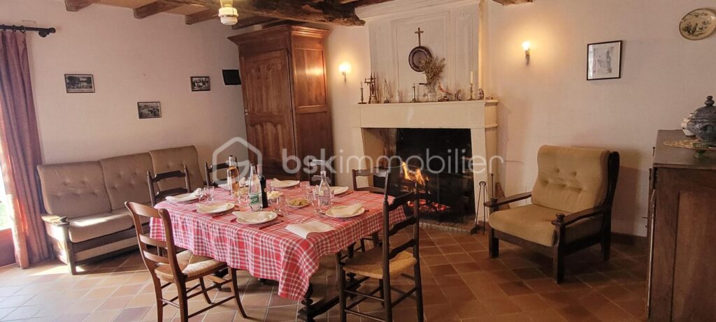 Maison en pierre de charme – 2 ch – Dépendances – 7 000 m² – 3 min de Cozes – 4 pièces – 2 chambres – 106 m²