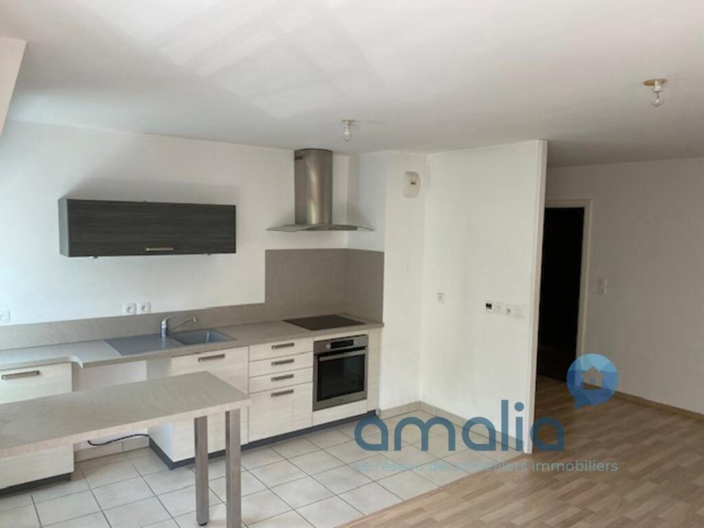 Appartement 3 pièces – 65m² dans résidence R+3 avec ascenseur, place de parking privative et cave – 3 pièces – 2 chambres – 65 m²