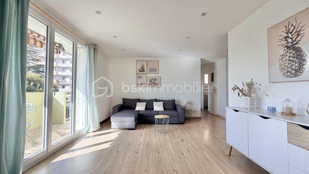 T3 traversant Annecy avec vue sur le Veyrier et le Semnoz – 3 pièces – 2 chambres – 61 m²