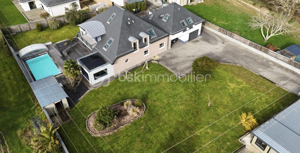 Maison contemporaine de 200 m² avec piscine et appartement indépendant – 10 pièces – 6 chambres – 270 m²