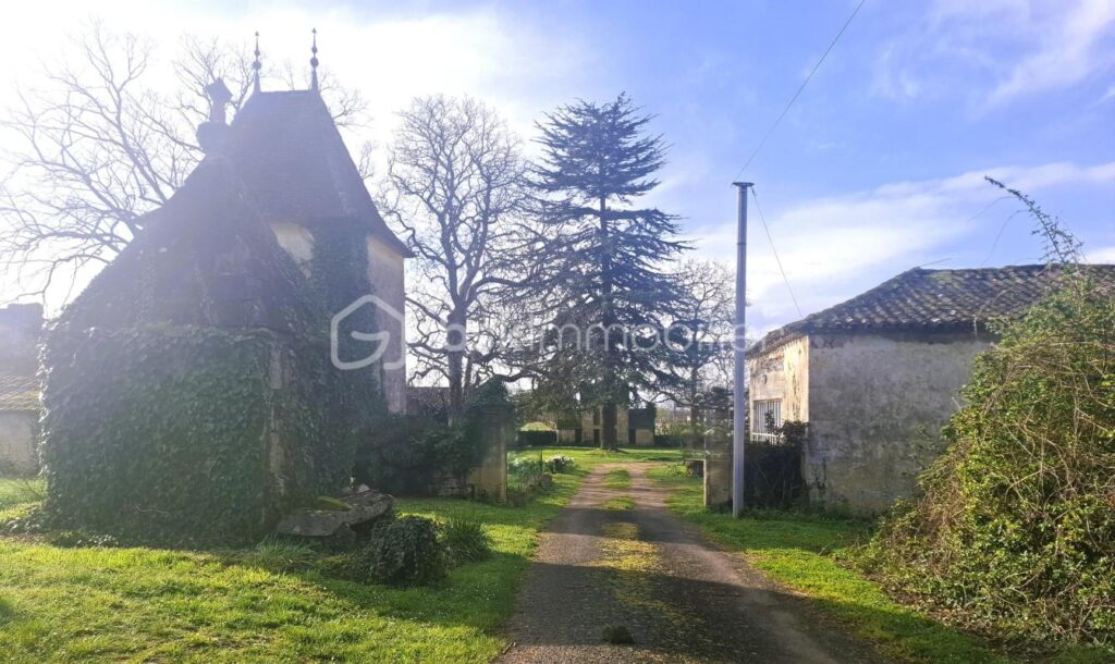 Corps de ferme en partie habitable – 500 m² sur terrain de 3000 m² – 6 pièces – 2 chambres – 109 m²