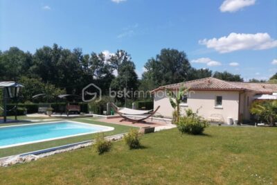 Havre de paix avec vue dégagée sur la campagne – Piscine – Terrain arboré – À 3 min des commerces et 5 min de la gare – 6 pièces – 4 chambres – 152 m²