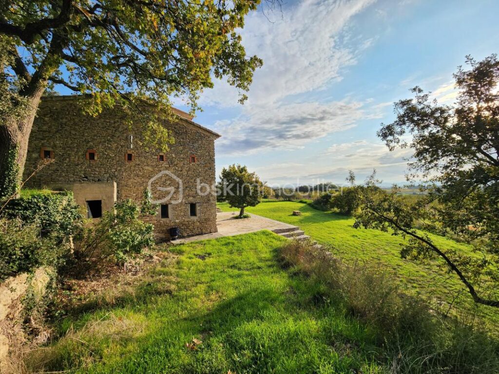 Bâtisse en pierres du 16ème siècle avec vue imprenable sur la Sainte-Victoire, proche de Lourmarin – 13 pièces – 6 chambres – 400 m²