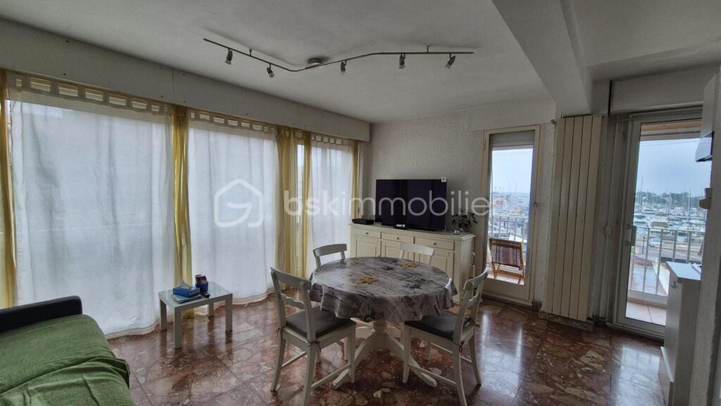 A VENDRE APPARTEMENT T3 DE 56M² A SAINT CYPRIEN PLAGE – COTE PORT – VUE MER ET PORT DE PLAISANCE – DEUX CHAMBRES – LOGGIA – PARKING PRIVE – CAVE INDIVIDUELLE – ASCENSEUR – 3 pièces – 2 chambres – 56 m²