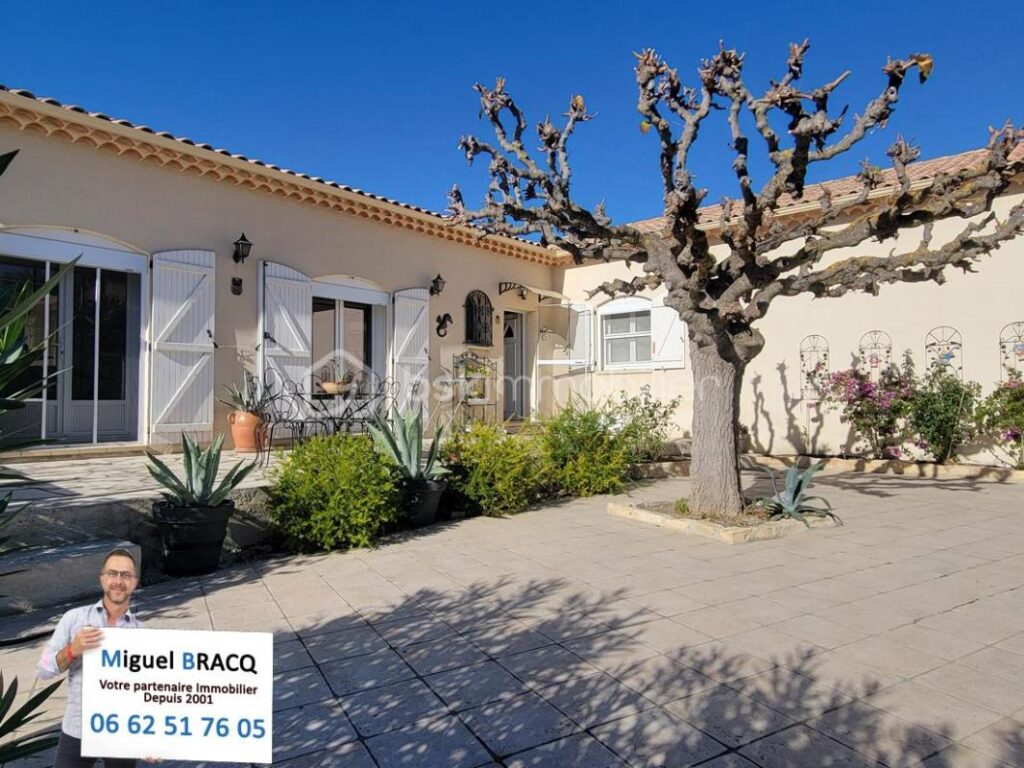 Exclusivité – Dans le village prisé de Poilhes, belle Languedocienne de plain pied sur 1000 m² de terrain avec piscine – 4 pièces – 3 chambres – 135 m²