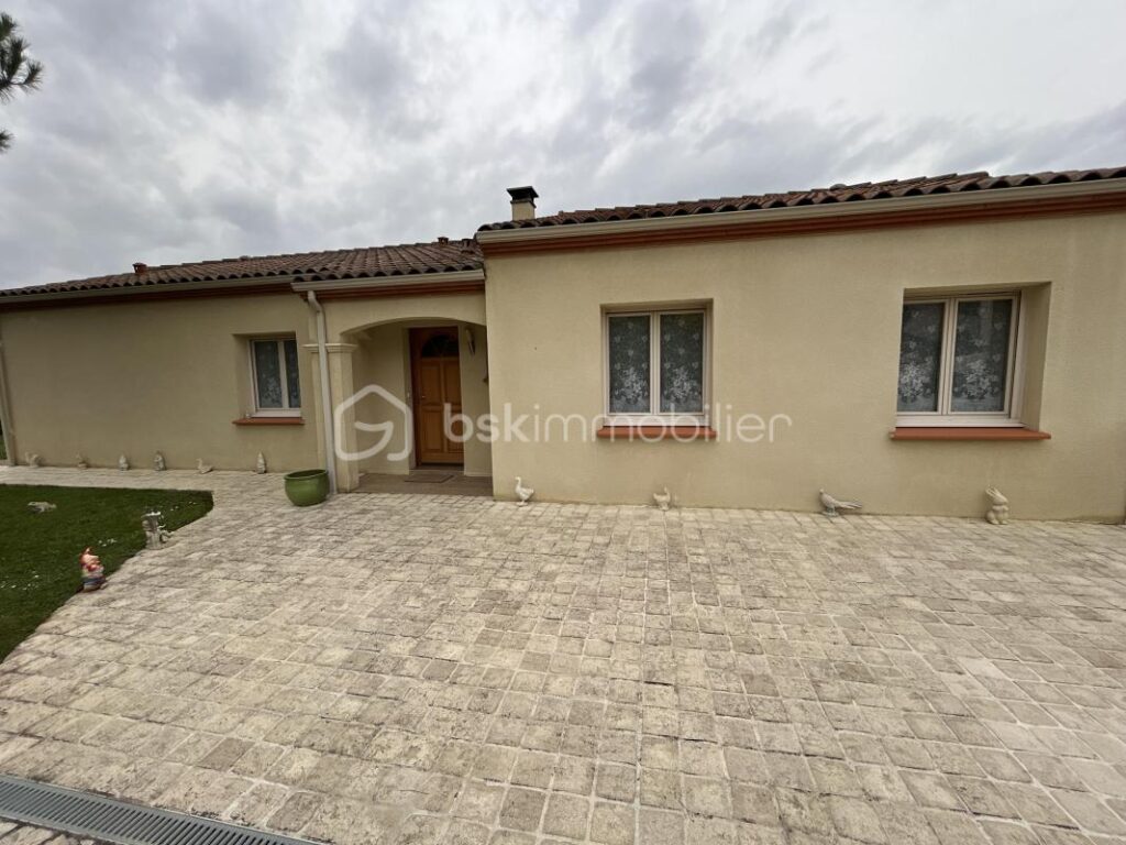 BELLE MAISON SUR SOUS SOL SEMI ENTERRE – BONNES PRESTATIONS – 4/5 CHAMBRES- – 6 pièces – 4 chambres – 134 m²