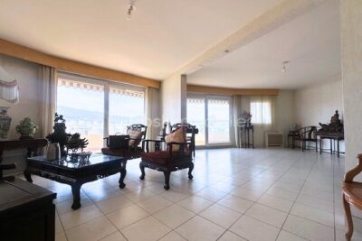 Appartement spacieux de 106 m2 avec vue panoramique sur la ville de Hyères, les collines, et la mer – 5 pièces – 3 chambres – 106 m²